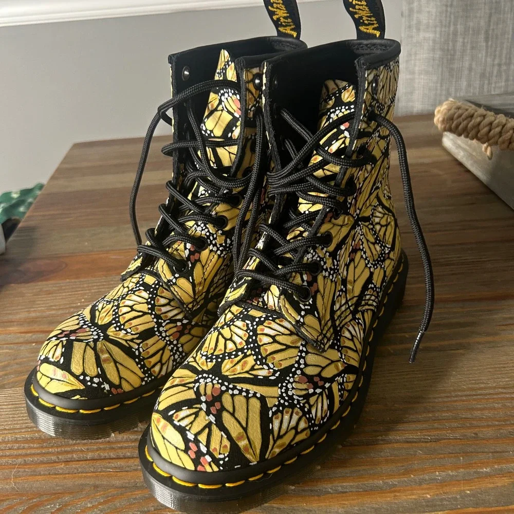 Dr. Martens 1460‎ W Butterfly Print Lace Up Ankle combat Boots Women's US 7
